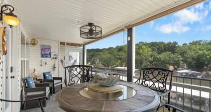 Latibe Retreat Lakefront Condo for 4 w/ Balcony & Pool Access