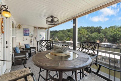 Latibe Retreat Lakefront Condo for 4 w/ Balcony & Pool Access