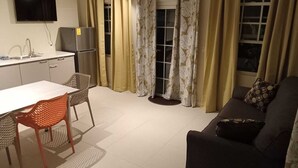 A compact living space with a kitchenette, a dining area, and a seating area. - Casa Di Meche – Apartment (Sint Michiel)