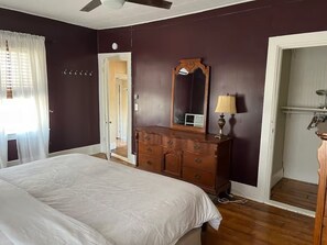 4 bedrooms, desk, iron/ironing board, WiFi