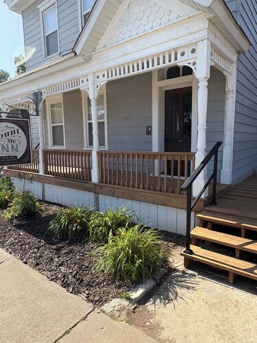 4-Bdrm 3 bath house in Grafton with large patio, WiFi and very walkable. Fun!!!