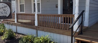 4-Bdrm 3 bath house in Grafton with large patio, WiFi and very walkable. Fun!!!