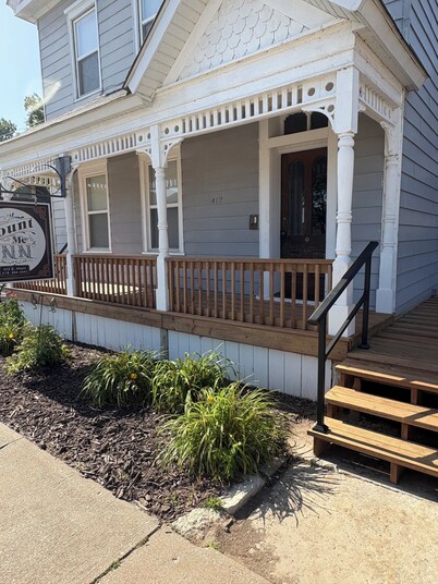 4-Bdrm 3 bath house in Grafton with large patio, WiFi and very walkable. Fun!!!