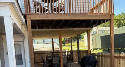 4-Bdrm 3 bath house in Grafton with large patio, WiFi and very walkable. Fun!!!