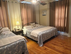 4 bedrooms, iron/ironing board, WiFi, bed sheets - 4-Bdrm 3 bath house in Grafton with large patio, WiFi and very walkable. Fun!!! (Grafton)