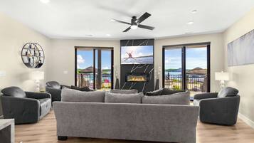 Condo, Berbilang Katil, Balcony (Piece of Paradise) | Ruang tamu | 42 inci televisyen skrin rata dengan digital, pendiangan