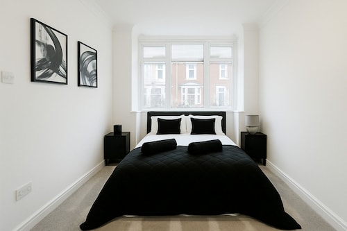 Stylish 4BR Home in Dudley – Perfect for Families & Contractors