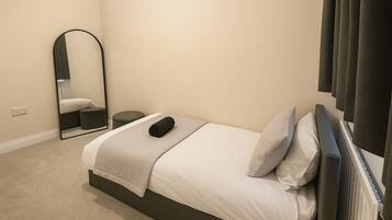 4 bedrooms, iron/ironing board, WiFi, bed sheets