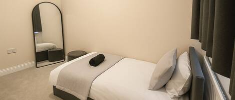 4 bedrooms, iron/ironing board, WiFi, bed sheets