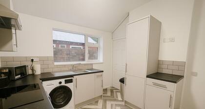 Stylish 4BR Home in Dudley – Perfect for Families & Contractors