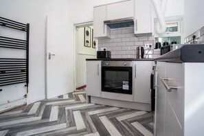 Een microgolfoven, een oven, een kookplaat