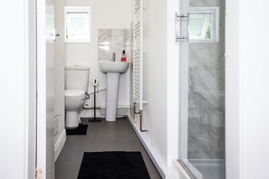 Een douche, een haardroger, handdoeken, zeep