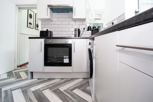 Stylish 4BR Home in Dudley – Perfect for Families & Contractors