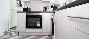 Stylish 4BR Home in Dudley – Perfect for Families & Contractors