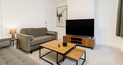 Stylish 4BR Home in Dudley – Perfect for Families & Contractors