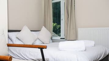 4 bedrooms, iron/ironing board, WiFi, bed sheets