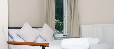 4 عدّة غرف نوم ومكواة/لوح كي وواي فاي وملاءات أسرّة