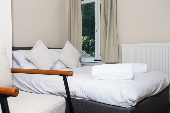 4 makuuhuonetta, silitysrauta/-lauta, Wi-Fi, vuodevaatteet