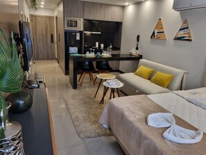 Tabla de planchar con plancha, wifi y ropa de cama