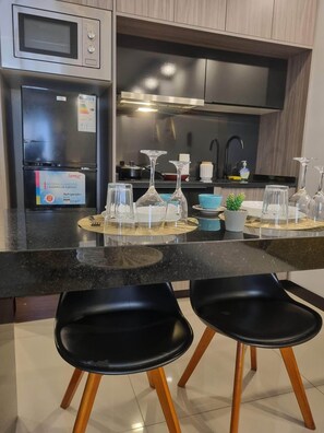 Four à micro-ondes, un four, surface de cuisson, lave-vaisselle