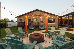 Terrace/patio - Pickleball-BBall-Bocce-MiniGolf, Pool & Bar Resort (Clearwater)