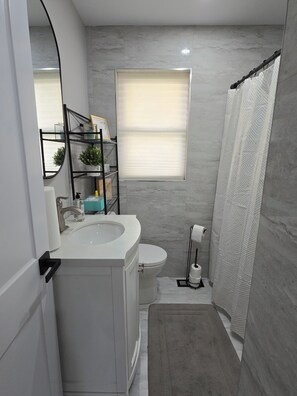 Dusche, Haartrockner, Handtücher, Seife