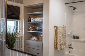Hair dryer, towels, soap, toilet paper - Entertainment Haven! Firepit, Game Room, and Large fenced-in yard (Janesville)