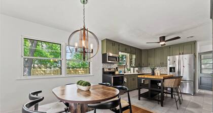 Entertainment Haven! Firepit, Game Room, and Large fenced-in yard