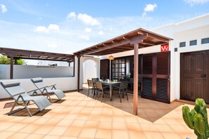 Outdoor dining - Villa Rosa - VipVipVillas (Arrecife)
