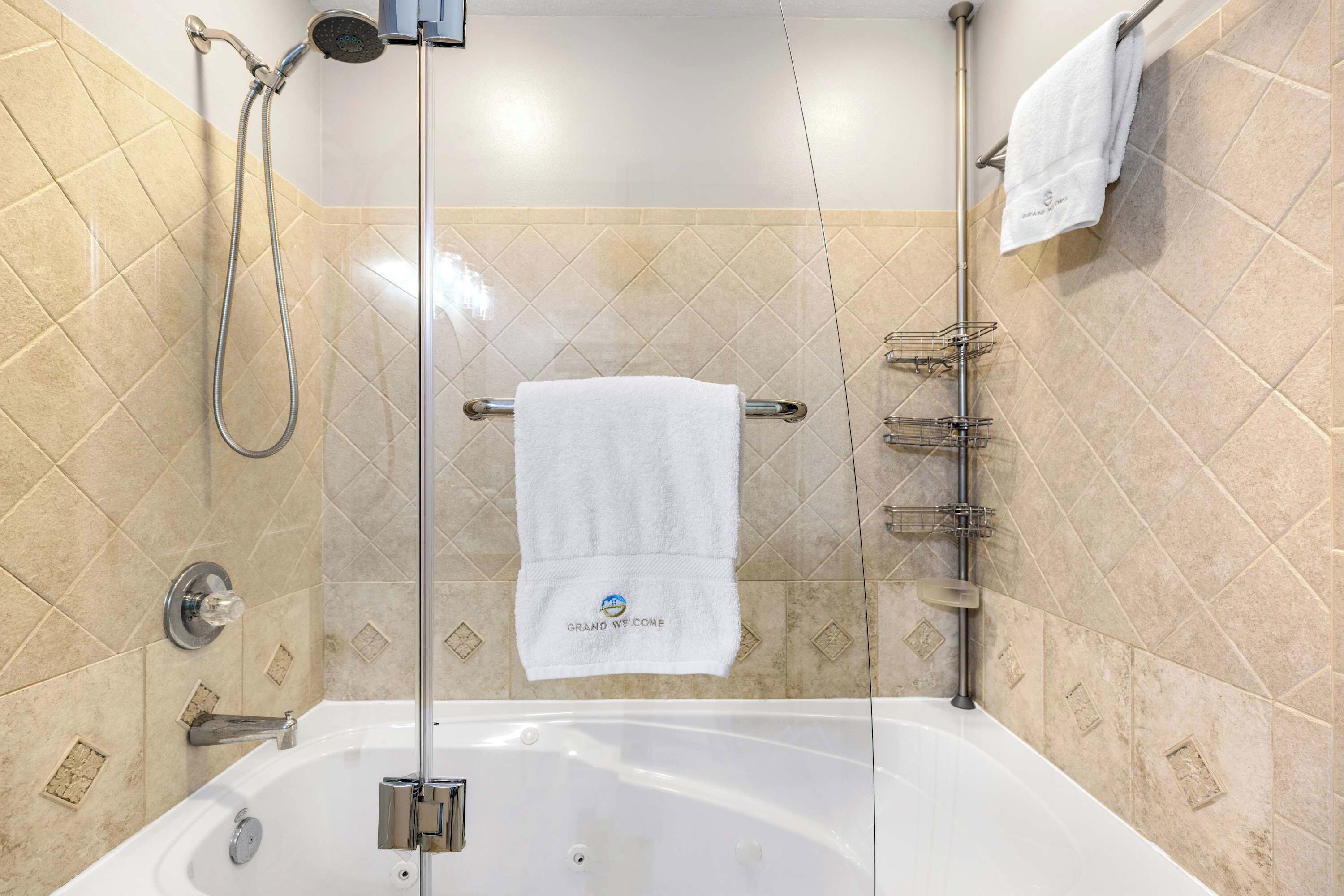 Une salle de bain moderne équipée d’une baignoire, d’une douche et d’un porte-serviettes.