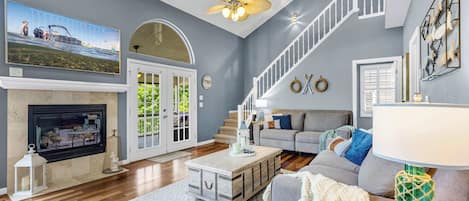 Casa, varias camas, balcón (Shore Thing) | Zona de estar | Televisión de pantalla plana de 55 pulgadas con canales digitales