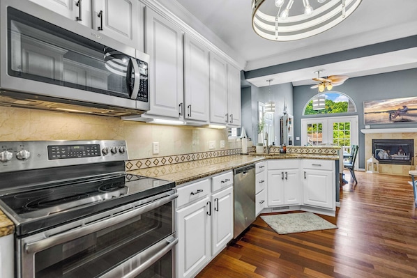House, Multiple Beds, Balcony (Shore Thing) | Private kitchen | Fridge, microwave, oven, stovetop