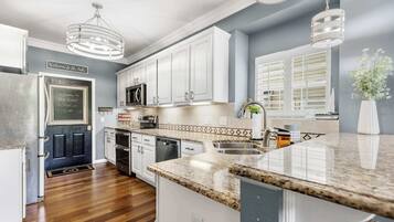 House, Multiple Beds, Balcony (Shore Thing) | Private kitchen | Fridge, microwave, oven, stovetop