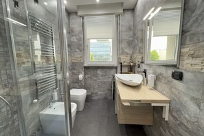 Een douche, een bidet, handdoeken
