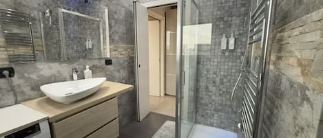 Dusche, Bidet, Handtücher