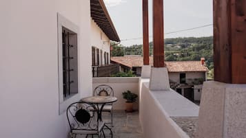 Deluxe Τρίκλινο Δωμάτιο, Θέα στην Αυλή | Βεράντα/αίθριο