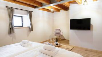 Comfort-Apartment, Balkon, Blick auf den Innenhof | Schallisolierte Zimmer, kostenloses WLAN