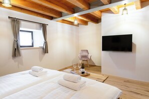 Comfort-Apartment, Balkon, Blick auf den Innenhof | Schallisolierte Zimmer, kostenloses WLAN