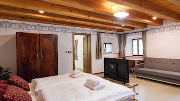 Deluxe Τρίκλινο Δωμάτιο, Θέα στην Αυλή | Ηχομόνωση, δωρεάν Wi-Fi