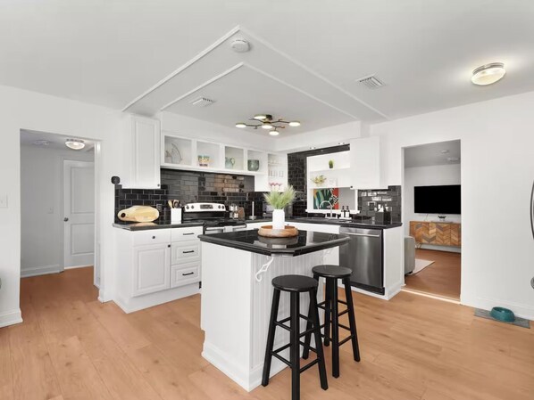 Microwave, oven, stovetop, dishwasher - Charming 3-bedroom cottage within walking distance to downtown St. Augustine (St. Augustine)