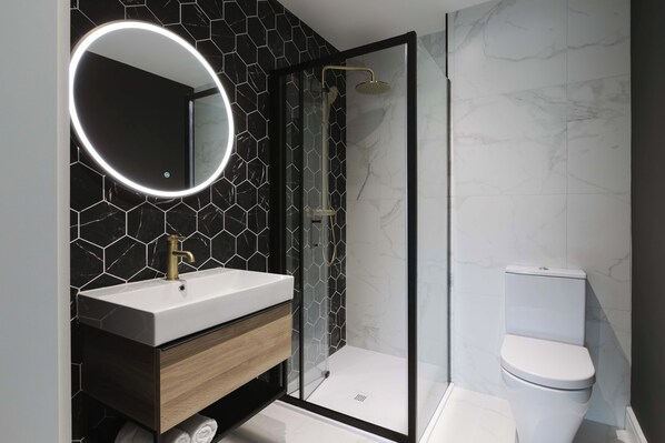 Bathroom - VISIT THE LOOKOUT AND EXPERIENCE THE ATLANTIC OCEAN AT ITS BEST. (Portrush)