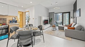 Un appartement moderne comprenant une cuisine, un coin repas et un salon.