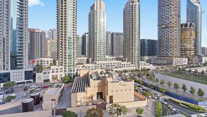 Un quartier urbain moderne, caractérisé par des immeubles de grande hauteur, une place centrale et un mélange de bâtiments commerciaux et résidentiels.
