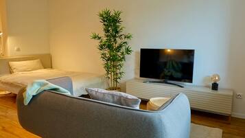 1 sovrum, strykjärn/strykbräda och sängkläder