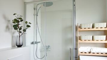 Dusch, hårtork, handdukar och tvål