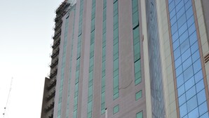 Un hotel de varios pisos con un letrero llamativo que dice Paradise Nice Hotel.