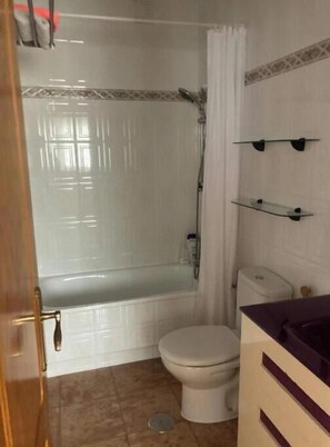 SĂšche-cheveux, serviettes fournies, papier toilette