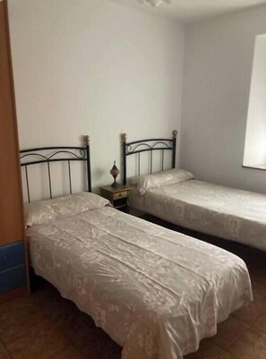2 slaapkamers, een strijkplank/strijkijzer, beddengoed