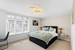 4 bedrooms, desk, iron/ironing board, travel cot - Modern 4‑Bed Home with Garden & Parking – Easy Access to Gatwick & London (Horley)