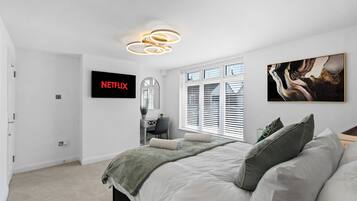 4 bedrooms, desk, iron/ironing board, travel crib